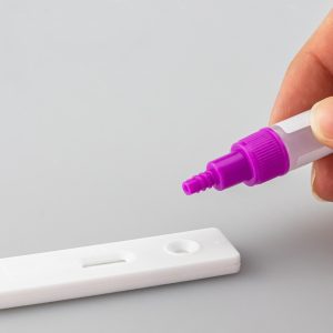 用户体验研究员手持平板测试登录页面流程，表情认真，办公环境明亮整洁
